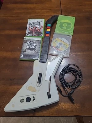 Controlador blanco Microsoft Xbox 360 OEM - con cable - cuatro juegos Guitar Hero (usado) Foto 1 de 4