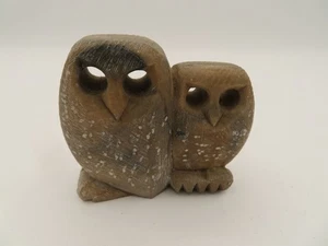 Estatuilla de piedra de jabón vintage de dos búhos manchados de mediados de siglo - Imagen 1 de 10