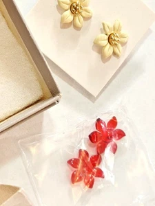 Vintage Avon Poinsettia Convertible Gold Tone Piercing Earrings NOS 1984 - Bild 1 von 3