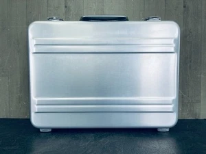 Cassa con attacco in alluminio Zero Halliburton quadrante argento chiusura... - Foto 1 di 10