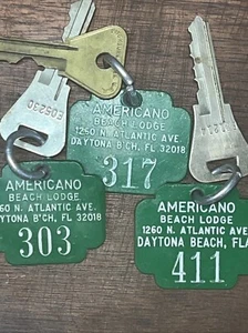 3 Vintage Daytona Beach Florida Motel Zimmer Schlüssel mit Schlüsselanhänger Americano Lodge 303-317-411 - Bild 1 von 6