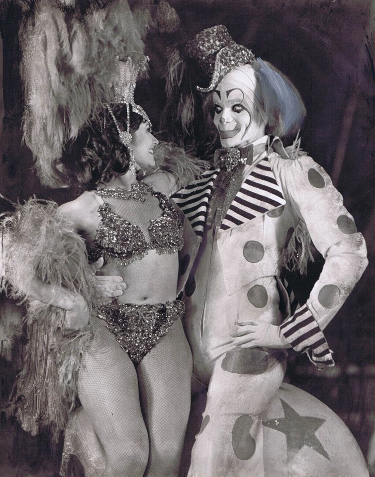 НЕДАВНО НАЙДЕННЫЙ! ROLLAND HENDRICKSON Orig черно-белое фото 11 x 14» SHOWGIRL клоун MP15 - Изображение 1 из 1