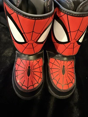 Bota de invierno iluminada a mitad de pantorrilla Spider-Man de Marvel para niños pequeños, talla 9 Foto 1 de 4