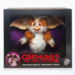 Trick or Treat Studios Gremlins 2 neue Charge Daffy Mogwai lebensgroße Requisite Replik - Bild 1 von 8