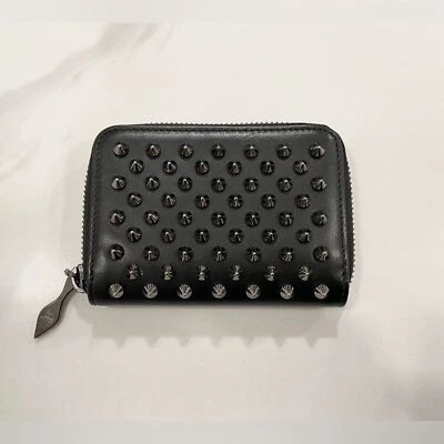 Cartera Christian Louboutin Tachonada con Cremallera con Interior de Cuero Rojo-Autenticada Foto 1 de 4