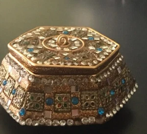 Caja Baratija Dorada Vintage Adornada con Joyas Estilo Boho, Parece Firmada Ver Foto - Imagen 1 de 3