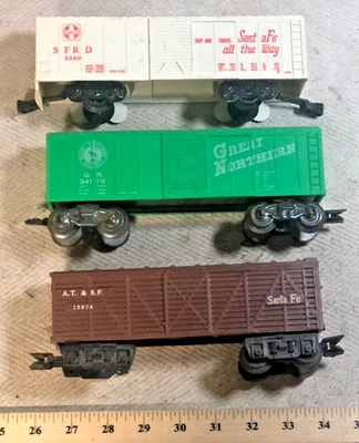 Marx plastic parts cars: GN boxcar, AT&SF cattle car, Santa Fe boxcar - Image 1 of 4