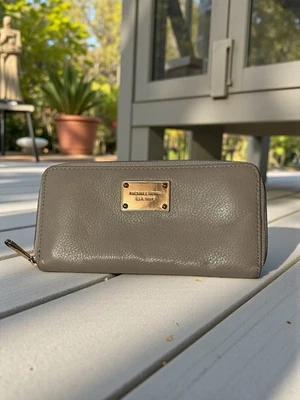 Cartera organizadora Michael Kors tamaño completo de cuero con cremallera gris con cremallera alrededor Foto 1 de 4