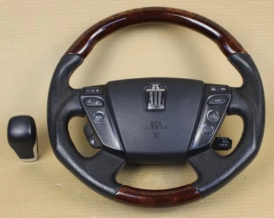 Volante deportivo y perilla de cambio Toyota Crown Hybrid GWS204 Foto 1 de 4
