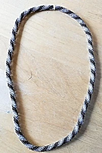 70er Vintage schwarz-weiße Perlenkette mit Druckknopfverschluss keine Metallteile - Bild 1 von 3