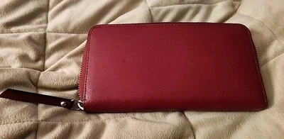 Cartera/cartera de mano Banana Republic de cuero rojo con cremallera alrededor. Foto 1 de 4