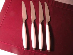 Set 4 Coltelli Pranzo Bianco Fiesta Posate 75° Anniversario Manico Tondo 9" - Foto 1 di 7