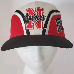 Cappello Berretto Nebraska Huskers Vintage Twins Enterprise Università Snapback Incantesimo Laterale - Foto 1 di 6
