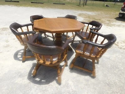 Muebles de salón Jamestown mesa de roble y taberna estilo sillas armadas con ruedas Foto 1 de 4