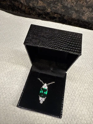 Collar Chapado en Platino Piedra Simulada Gold Coast Esmeralda NUEVO EN CAJA HERMOSO Foto 1 de 4