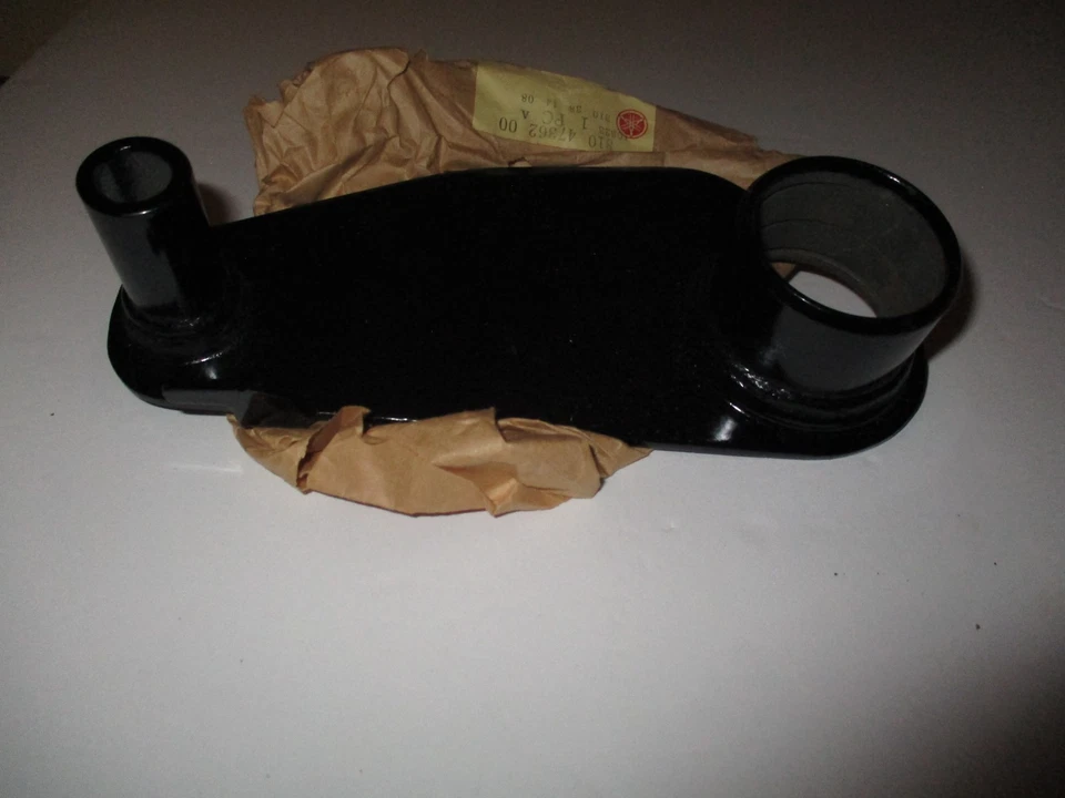 NOS 1970'S YAMAHA SNOWMOBILE  REAR AXLE PIVOT ARM 2-R.H. ST338-EW643-TW433-SW396 - Imagem 1 de 1