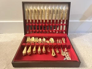 WM Rogers Set di Posate Placcate Oro con Cassapanca in Legno Servizio 51 Pezzi per 8 Persone - Foto 1 di 6
