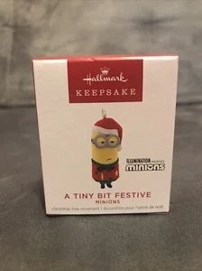 Hallmark Keepsake Minions: A Tiny Bit Festive Miniature Ornament 2022 - Picture 1 of 1