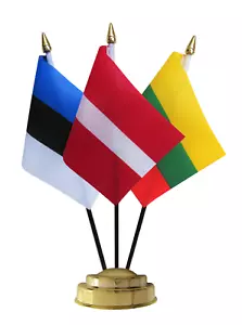 Juego de banderas de mesa de amistad triple de los Estados bálticos - Imagen 1 de 4