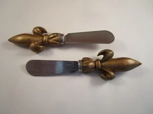 Vintage Fleur de Lis Pair of Butter Cheese Spreader Knives - Picture 1 of 7