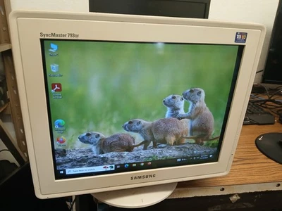 Samsung SyncMaster 793DF 17" CRT Monitor DynaFlat Screen TCO Beige w/ Stand - Image 1 of 4