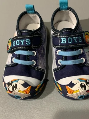 Zapatos sin cordones Chulis para niños pequeños azules estrellas aviones talla 4 lona nuevos sin etiquetas Foto 1 de 4