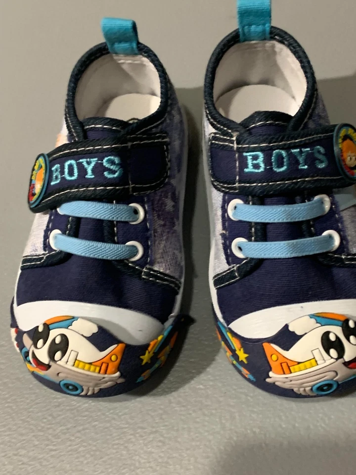 Zapatos sin cordones Chulis para niños pequeños azules estrellas aviones talla 4 lona nuevos sin etiquetas Foto 1 de 4