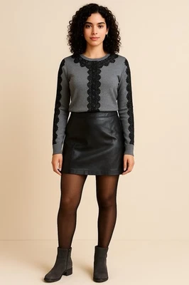 Suéter gris New York & Company con ribete de encaje negro - para mujer talla pequeña Foto 1 de 4