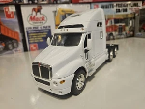 1/32 Scale Diecast Replica By Welly Kenworth T2000 - Picture 1 of 21