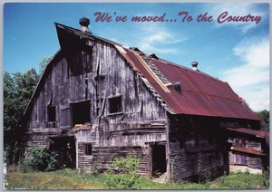 Postal de humor cromada We've Moved To The Country, Old Weathered Barn - Imagen 1 de 2