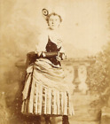Viktorianische Schrankkarte Foto Frau ungewöhnliches Kostüm Mode Luxograph London