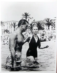 FOTO CARY GRANT & GRACE KELLY NADANDO EN MÓNACO – 20x25cm - Imagen 1 de 1