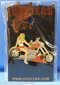 PIN SOLAPA HOOTERS SEXY CHICA RUBIA MOTOCICLETA MOTO ROCK HILL SC SOUTH CAROLINA - Imagen 1 de 1