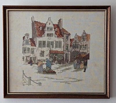 Bonita imagen de agujas enmarcada vintage de vendedores de frutas en una ciudad de mercado Foto 1 de 4