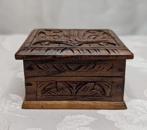 Handgefertigte handgeschnitzte Schmuckschatulle aus Holz klein quadratisch Schmuck Andenken Blumendeckel - Bild 1 von 4