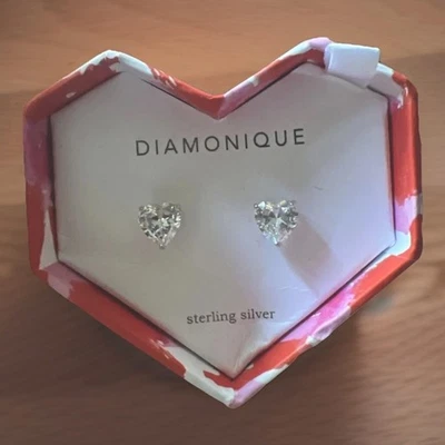 Aretes Diamonique de plata de ley en forma de corazón de circonita cúbica Foto 1 de 2