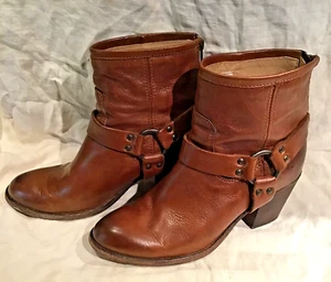 FRYE HARNESS BOOTS TABITHA ANKLE HEIGHT BACK ZIP SZ 8 B COGNAC LEATHER EXC COND - Picture 1 of 15