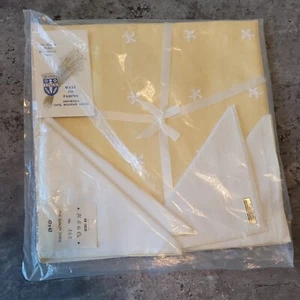 HS & Co Belgian Linen Yellow Fleur De Lis 42 x 42 Yellow Tablecloth & 4 Napkins - Picture 1 of 6