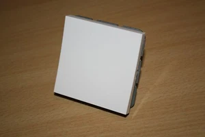 Interruptor de superficie Gira pulsador con balancín en blanco puro - Imagen 1 de 1