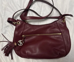 Borsa a mano Michael Kors Hobo borsa a mano bordeaux pelle ciottolata ciondolo nappa - Foto 1 di 15