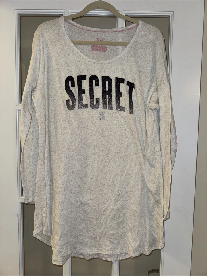 Pulôver Victoria's Secret Nightshirt Grande SECRET VS Glitter Preto Prata Cinza - Imagem 1 de 4