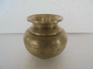Olla de agua pesada sólida hecha a mano de latón floral grabada de colección - Imagen 1 de 7