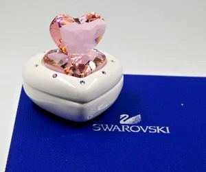 SCHÖNE SWAROVSKI ROSA HERZ KRISTALL AUF WEISS PORZELLAN SCHMUCKKÄSTCHEN KANNE VERPACKT - Bild 1 von 5