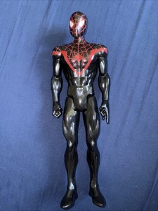 Marvel Spider-Man Titan Hero Series Miles Morales 12-inch Actionfigur - Bild 1 von 5