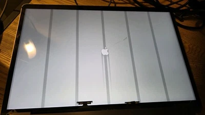 Discoloured Faulty - Genuine Macbook Pro 15.4" A1707 2016/17 Screen LCD - Image 1 of 4