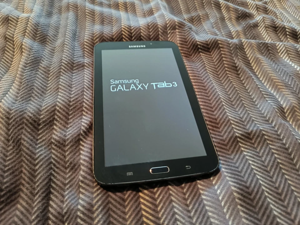 Samsung Galaxy Tab 3 SM-T210 1GB RAM 8GB, Wi-Fi, 7in  Black - Image 1 of 4