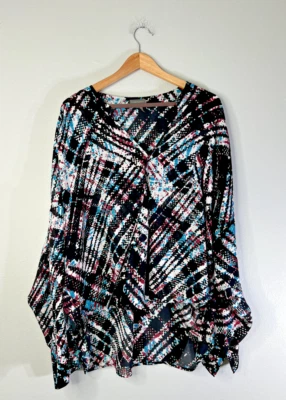 Blusa Vince Camuto envoltório falso estampada preta com rosa azul branco tamanho XL - Imagem 1 de 4