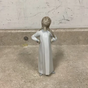 Lladro Figur "Mädchen mit Händen auf Hüften" Spanien #8784 - Bild 1 von 5