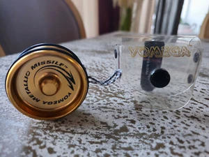 YoYo de misiles metálicos Yomega dorado vintage con estuche transparente con clip Yomega - Imagen 1 de 10