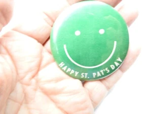 Broche Pin Grande Swib Verde Blanco Cara Sonriente Feliz Día de San Patricio De Colección - Imagen 1 de 4